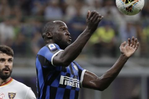 Inter Milan's Romelu Lukaku, right, challenges for the ball with Lecce's Luca Rossettini during the Serie A soccer match between Inter Milan and Lecce at the San Siro stadium, in Milan, Italy, Monday, Aug. 26, 2019. (AP Photo/Luca Bruno)