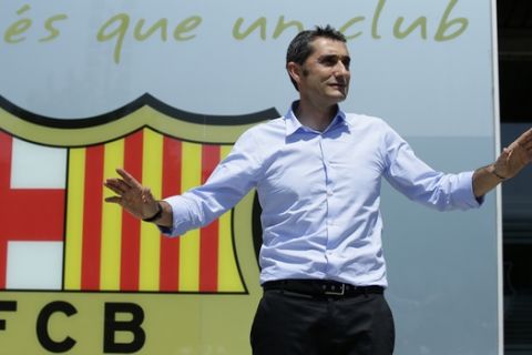 Barcelona's coach Ernesto Valverde gestures upon his arrival at the club's office at the Camp Nou stadium in Barcelona, Spain, Wednesday, May 31, 2017. Former player Valverde was hired as the new coach, the club confirmed on Monday. (AP Photo/Manu Fernandez)