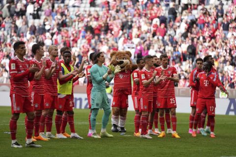 Οι παίκτες της Μπάγερν χειροκροτούν μετά τη νίκη επί της Χέρτα