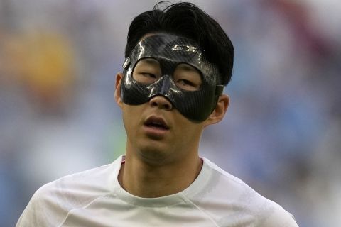 Ο Σον με προστατευτική μάσκα στον αγώνα Ουρουγουάη - Νότια Κορέα.