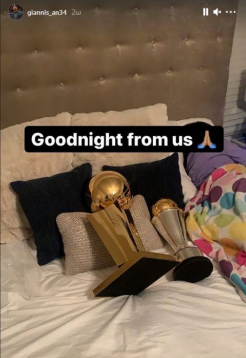 NBA Finals: Ο Γιάννης Αντετοκούνμπο πήρε τα τρόπαια στο σπίτι και κοιμήθηκε μαζί τους