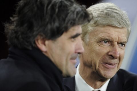 epa05040468 Arsenal manager Ansene Wenger (R) greets Dinamo Zagreb manager Zoran Mamic (L) during their UEFA Champions League match at the Emirates Stadium, London, Britain, 24 November 2015.  EPA/GERRY PENNY