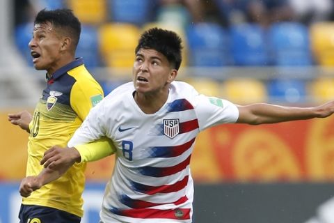 Ecuador's Jordan Rezabala, left, and United States' Alex Mendez challenge for the ball during the quarter final match between USA and Ecuador at the U20 World Cup soccer in Gdynia, Poland, Saturday, June 8, 2019. (AP Photo/Darko Vojinovic)