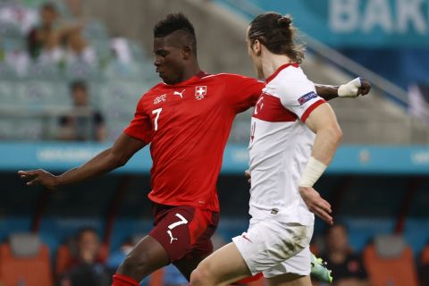 Ο Εμπολό και ο Σογιούντσου δίνουν μάχη για την μπάλα στο Ελβετία - Τουρκία για τη φάση των ομίλων του Euro 2020.