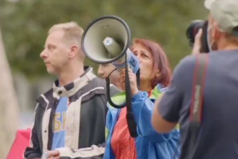 Υποστηρικτές του Τζόκοβιτς φωνάζουν υπέρ του στην Αυστραλία: "Είναι ήρωας, όχι εγκληματίας"