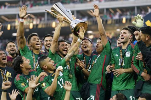 Mexico players celebrate with the winner's trophy after beating Panama 1-0 after the CONCACAF Gold Cup final soccer match Sunday, July 16, 2023, in Inglewood, Calif.(AP Photo/Ashley Landis)