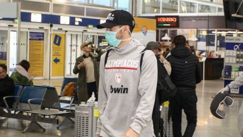 Κορονοϊός: Με μάσκες κάποιοι παίκτες του Ολυμπιακού στο αεροδρόμιο ενόψει Αρμάνι Μιλάνο