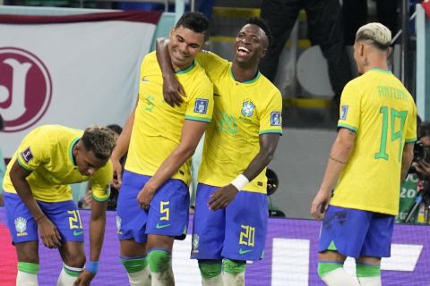 Οι παίκτες της Βραζιλίας πανηγυρίζουν το γκολ του Κασεμίρο