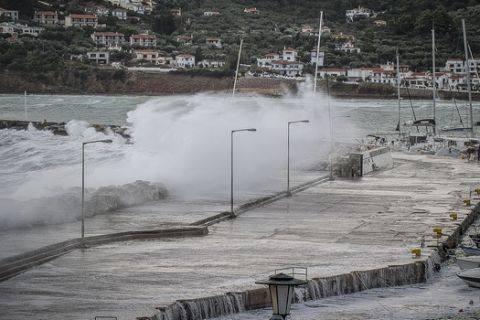 Κύματα σκάνε στην προβλήτα του λιμανιού της Σκοπέλου την Κυριακή 30 Σεπτεμβρίου 2018. Ο μεσογειακός κυκλώνας "Ζορμπάς" χτύπησε το νησί των Σποράδων με συνεχόμενη βροχή για 12 ώρες, και με βόρειους ανέμους έως και 8 μποφόρ.
(EUROKINISSI/ΓΙΩΡΓΟΣ ΠΟΥΛΙΟΣ)