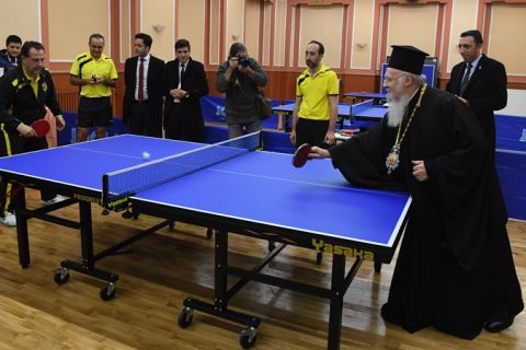 Ο Οικουμενικός Πατριάρχης Βαρθολομαίος παίζει... πινγκ-πονγκ!