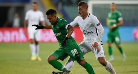 Paris Saint-Germain's Italian midfielder Marco Verratti (R) vies for the ball with Ludogorets' Brazilian forward Wanderson during the UEFA Champions League Group A football match between Ludogorets Razgrad and Paris Saint-Germain (PSG) at Vasil Levski National Stadium in Sofia on September 28, 2016.  / AFP / DIMITAR DILKOFF        (Photo credit should read DIMITAR DILKOFF/AFP/Getty Images)