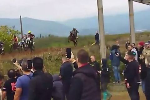 Ατύχημα σε αγώνα motocross: Αγωνία για τους τραυματίες και δύο συλλήψεις