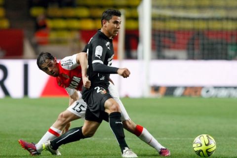 Monaco's midfielder Bernardo Silva, left, challenges for the ball with Rennes'midfielder Benjamin Andre , during the League One soccer match between Monaco and Rennes, at the Louis II Stadium, in Monaco, Saturday, April 18, 2015. (AP Photo/Claude Paris)
