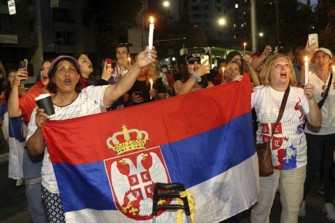 Με σερβικές σημαίες οι διαδηλωτές που επισκέφτηκαν το μέρος που διαμένει ο Νόβακ Τζόκοβιτς