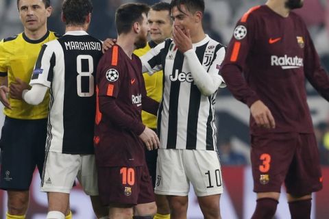 Juventus' Paulo Dybala, 2nd right, talks to Barcelona's Lionel Messi at the end of the Champions League group D soccer match between Juventus and Barcelona, at the Allianz Stadium in Turin, Italy, Wednesday, Nov. 22, 2017. (AP Photo/Antonio Calanni)