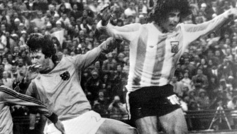 Mario Kempes of Argentina, right, scores a goal in the final match of the World Soccer Championship in the River Plate Stadium in Buenos Aires, Argentina, on June 25, 1978, while Dutch players  Kroll, left, and  Poortvliet, center, look on durin the match Argentina vs. The Netherlands. (AP-Photo) 25.6.1978