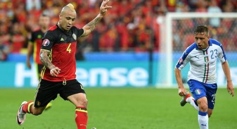 Belgium's midfielder Radja Nianggolan (L) vies with Italy's midfielder Emanuele Giaccherini during the Euro 2016 group E football match between Belgium and Italy at the Parc Olympique Lyonnais stadium in Lyon on June 13, 2016. / AFP / VINCENZO PINTO        (Photo credit should read VINCENZO PINTO/AFP/Getty Images)