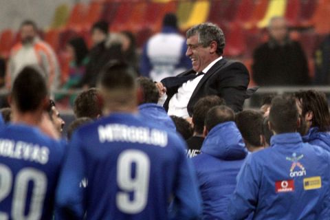 Ο προπονητής της Εθνικής Ελλάδας, Φερνάντο Σάντος, πανηγυρίζει μαζί με τους ποδοσφαιριστές την πρόκριση από τα μπαράζ του Παγκοσμίου Κυπέλλου 2014 κόντρα στη Ρουμανία | Τρίτη 19 Νοεμβρίου 2013