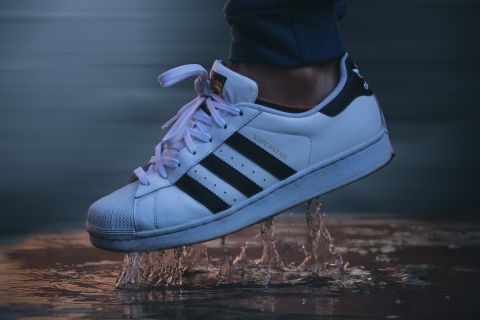 Adidas: Αθλητικά και casual παπούτσια με έως 50% έκπτωση