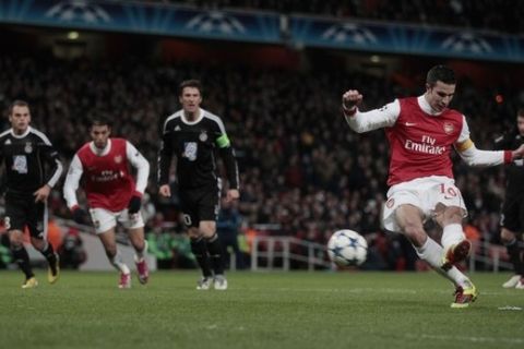 Arsenal's Robin Van Persie (R) shoots and scores his penalty past Partizan Belgrade's goalkeeper Vladimir Stojkovic (unseen) during their Champions League soccer match at the Emirates Stadium in London December 8, 2010.    REUTERS/Eddie Keogh (BRITAIN - Tags: SPORT SOCCER)