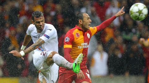 Galatasaray's Umut Bulut (R) vies for the ball with Cluj's Luis Alberto (L) during the UEFA Champions League group H match between Galatasaray Istanbul and CFR Cluj in Istanbul, on October 23, 2012. AFP PHOTO/STR        (Photo credit should read STR/AFP/Getty Images)