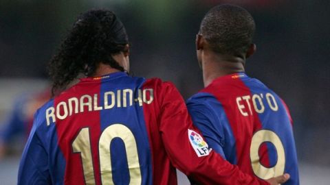 SAN SEBASTIAN, SPAIN - MAY 05:  Samuel Eto'o (R)  of Barcelona celebrates with Ronaldinho after Barcelona scored their first goal during the Primera Liga match between Real Sociedad and Barcelona at the Anoeta stadium on May 5, 2007 in San Sebastian, Spain.  (Photo by Denis Doyle/Getty Images)
