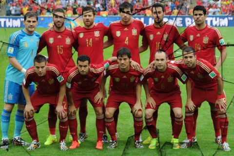 RIO DE JANEIRO, BRAZIL - JUNE 18: Spain poses for a team photograph during the 2014 FIFA World Cup Brazil Group B match between Spain and Chile at Maracana Stadium on June 18, 2014 in Rio de Janeiro, Brazil.  (Photo by Chris Brunskill Ltd/Getty Images)