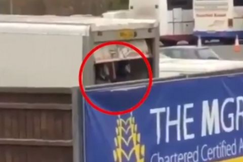 Σε καρότσα φορτηγού φίλοι της Σάντερλαντ για να δουν τσάμπα το ματς με την Όξφορντ (VIDEO)