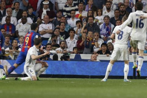 Barcelona's Lionel Messi, left, scores the winning goal during a Spanish La Liga soccer match between Real Madrid and Barcelona, dubbed 'el clasico', at the Santiago Bernabeu stadium in Madrid, Spain, Sunday, April 23, 2017. Barcelona won 3-2. (AP Photo/Francisco Seco)