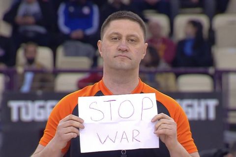 Ολυμπιακός - Αρμάνι Μιλάνο: Ο Ουκρανός διαιτητής Μπόρις Ρίτζικ με μήνυμα "σταματήστε τον πόλεμο" πριν από το τζάμπολ