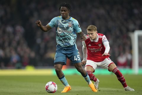 Southampton's Romeo Lavia, left, and Arsenal's Martin Odegaard vie for the ball during the English Premier League soccer match between Arsenal and Southampton at Emirates stadium in London, Friday, April 21, 2023. (AP Photo/Kirsty Wigglesworth)