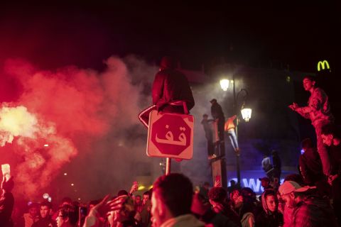 Μαροκινοί πανηγυρίζουν την πρόκριση της ομάδας στα ημιτελικά του Μουντιάλ