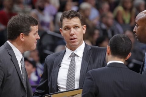 SACRAMENTO, CA - NOVEMBER 10: Head coach Luke Walton of the Los Angeles Lakers coaches against the Sacramento Kings on November 10, 2016 at Golden 1 Center in Sacramento, California. NOTE TO USER: User expressly acknowledges and agrees that, by downloading and or using this photograph, User is consenting to the terms and conditions of the Getty Images Agreement. Mandatory Copyright Notice: Copyright 2016 NBAE (Photo by Rocky Widner/NBAE via Getty Images)