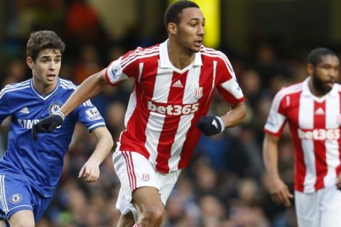 Stoke City's Steven Nzonzi, centre, controls the ball in front of Chelsea's Oscar during an English FA Cup 4th round soccer match at the Stamford Bridge ground in London, Sunday, Jan. 26, 2014. Chelsea won the match 1-0.(AP Photo/Lefteris Pitarakis)