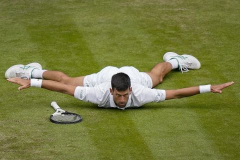 Ο Τζόκοβιτς πανηγυρίζει νίκη κόντρα στον Σίνερ στο περσινό Wimbledon