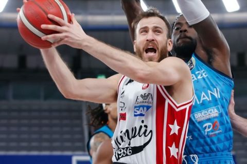 Ο Σέρχιο Ροντρίγκεθ επιχειρεί να σκοράρει σε αγώνα για τη Lega Basket