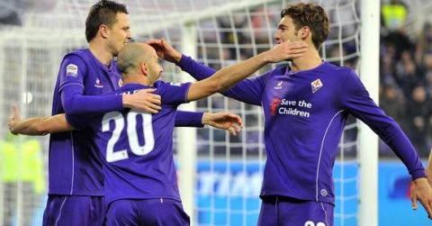 Fiorentinas Josip Ilicic  jubilates with his teammates after scoring the goal during the Italian Serie A soccer match ACF Fiorentina vs Udinese at Artemio Franchi stadium in Florence, Italy, 06 December 2015.
ANSA/MAURIZIO DEGLINNOCENTI
