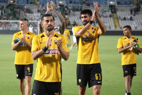 Οι παίκτες της ΑΕΚ χειροκροτούν τον κόσμο της ομάδας στην Κύπρο | 5 Αυγούστου 2022