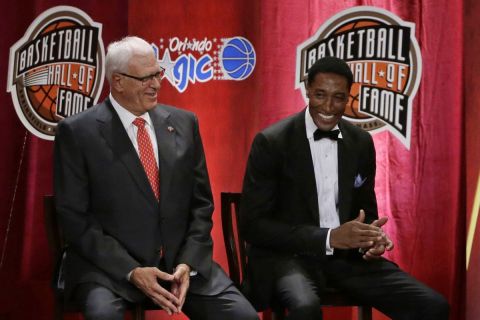 Σκότι Πίπεν και Φιλ Τζάκσον στην είσοδο του Τζέρι Ράινσντορφ στο Naismith Memorial Basketball Hall of Fame το 2016