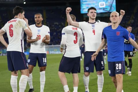 Οι παίκτες της Αγγλίας πανηγυρίζουν την πρόκριση στα ημιτελικά του Euro 2020
