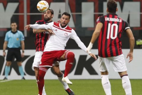 AC Milan's Suso, left, and Olympiakos' Miguel Ángel Guerrero, right, fight for the ball during the Europa League, Group F soccer match between AC Milan and Olympiacos, at the Milan San Siro Stadium, Italy, Thursday, Oct. 4, 2018. (AP Photo/Antonio Calanni)