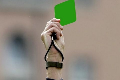 Οι διαιτητές θα δείχνουν πλέον και πράσινη κάρτα!