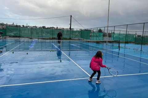 Ο Στέφανος Τσιτσιπάς παίζει τένις με παιδάκια