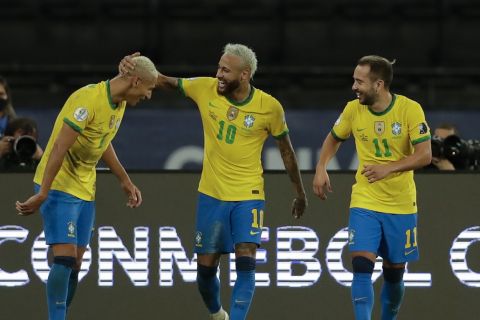 Οι παίκτες της Βραζιλίας πανηγυρίζουν το γκολ του Ριτσάρλισον