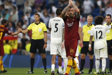 Roma midfielder Daniele De Rossi applauds at Roma fans at the end of the Group G Champions League soccer match between Real Madrid and Roma at the Santiago Bernabeu stadium in Madrid, Spain, Wednesday Sept. 19, 2018. (AP Photo/Paul White)