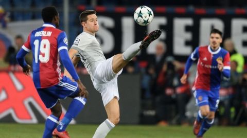 Manchester United's Spanish midfielder Ander Herrera (C) controls the ball next to Basel's Swiss forward Dimitri Oberlin (L) during the UEFA Champions League Group A football match between FC Basel and Manchester United on November 22, 2017 in Basel. / AFP PHOTO / Fabrice COFFRINI        (Photo credit should read FABRICE COFFRINI/AFP/Getty Images)