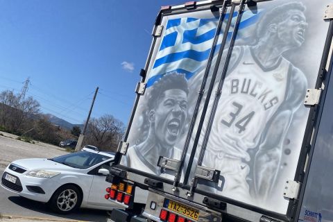 Το πιο μπασκετικό φορτηγό της Ελλάδας έχει τον Γιάννη Αντετοκούνμπο και την ελληνική σημαία