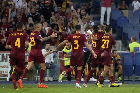 Οι παίκτες της Ρόμα πανηγυρίζουν γκολ που σημείωσαν κόντρα στην Κρεμονέζε για τη Serie A 2022-2023 στο "Ολίμπικο" | Δευτέρα 22 Αυγούστου 2022