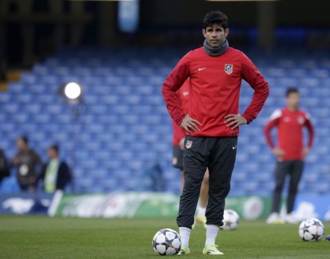 Athletico Madrid's Diego Costa, center, and Tiago, right, take part in a training session at Chelsea's Stamford Bridge stadium in London, Tuesday, April 29, 2014.  Chelsea will play in a Champions League semifinal second leg soccer match against Atletico Madrid on Wednesday.  (AP Photo/Matt Dunham)