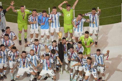 Οι παίκτες της Αργεντινής πανηγυρίζουν την κατάκτηση του Παγκοσμίου Κυπέλλου